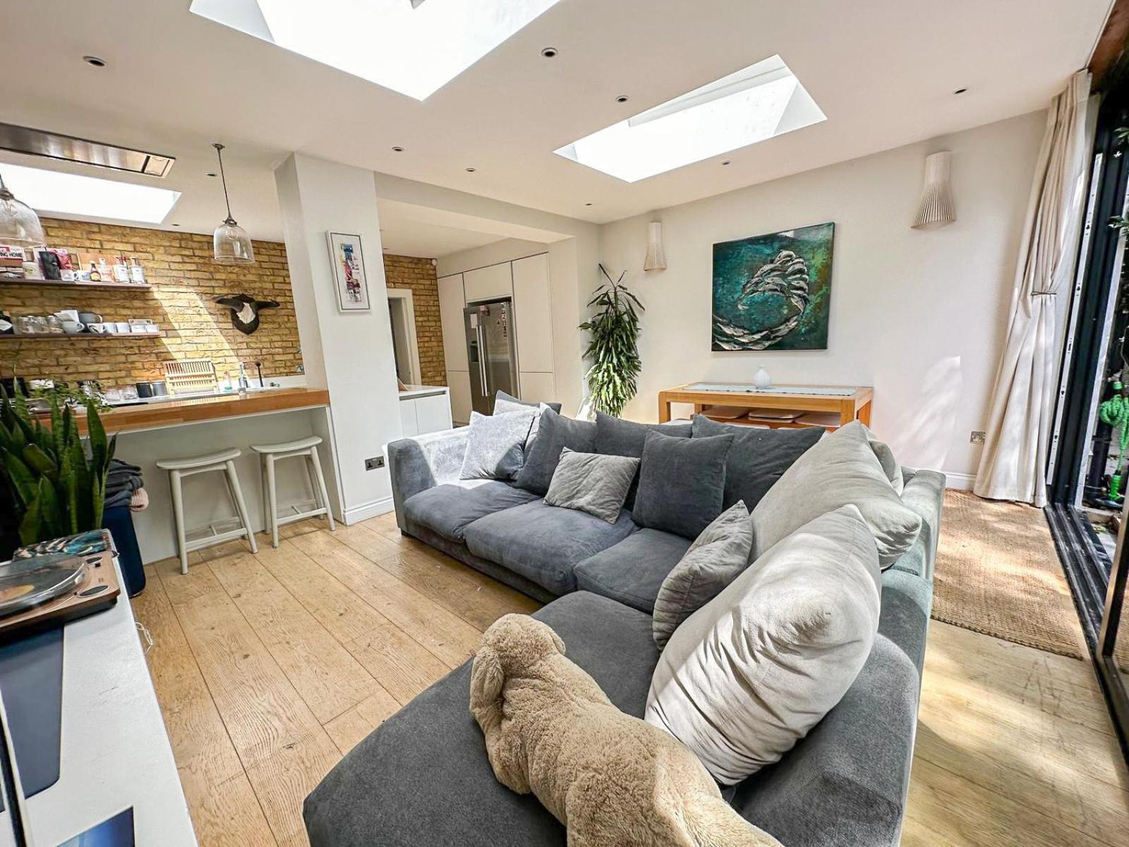 Sleek 2 Bedroom Flat With Private Patio & Firepit In Shepherds Bush, Near Hammersmith Londra