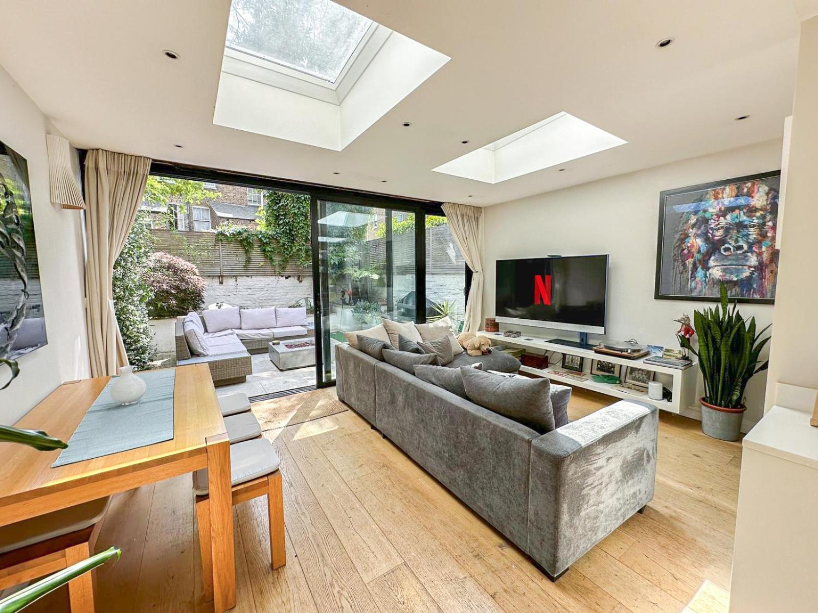 Sleek 2 Bedroom Flat With Private Patio & Firepit In Shepherds Bush, Near Hammersmith Londra