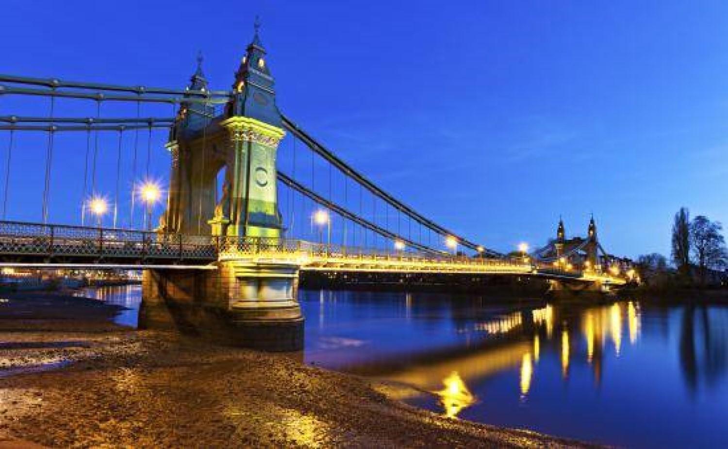 Sleek 2 Bedroom Flat With Private Patio & Firepit In Shepherds Bush, Near Hammersmith Apartament Londra
