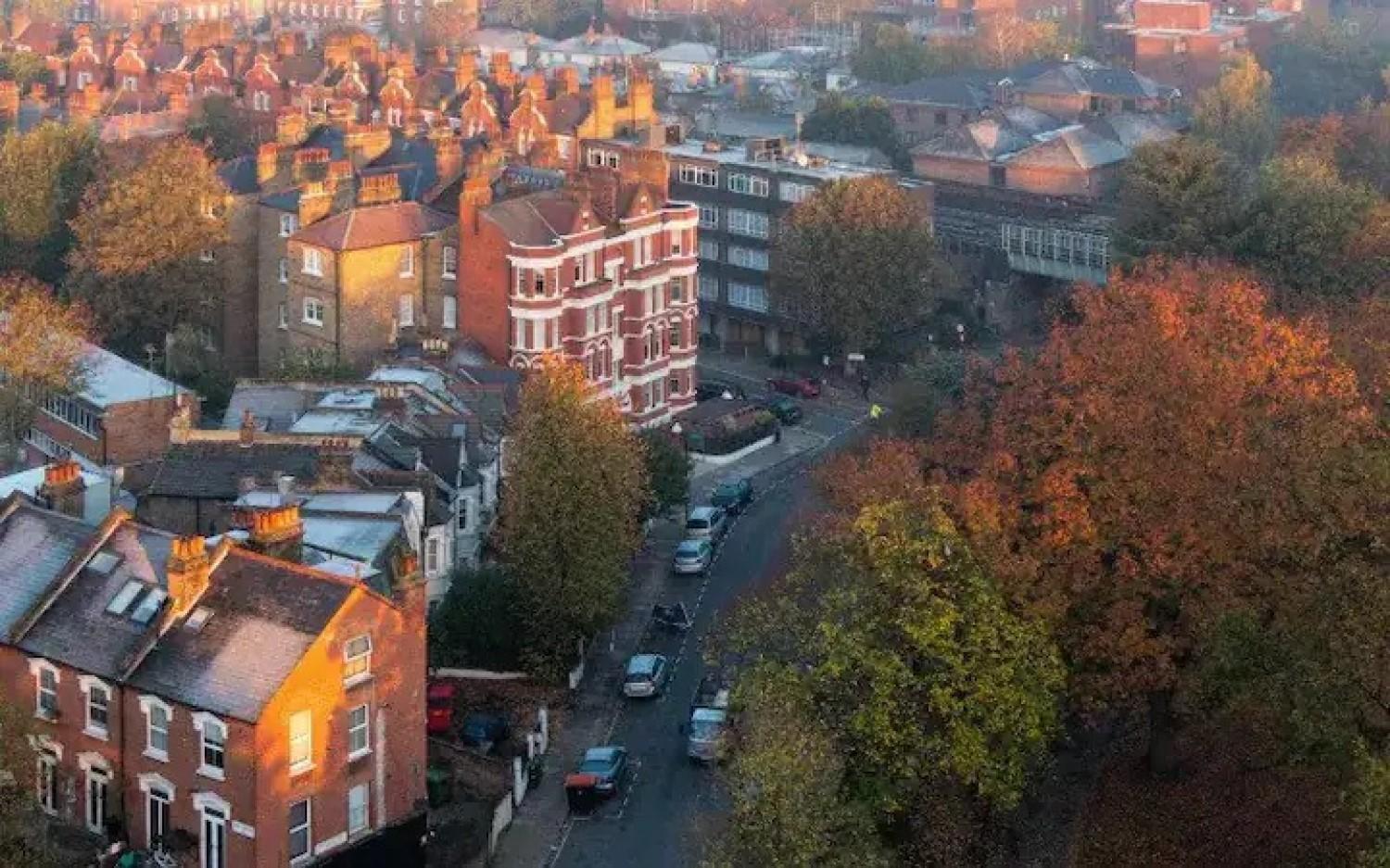 Sleek 2 Bedroom Flat With Private Patio & Firepit In Shepherds Bush, Near Hammersmith Apartament