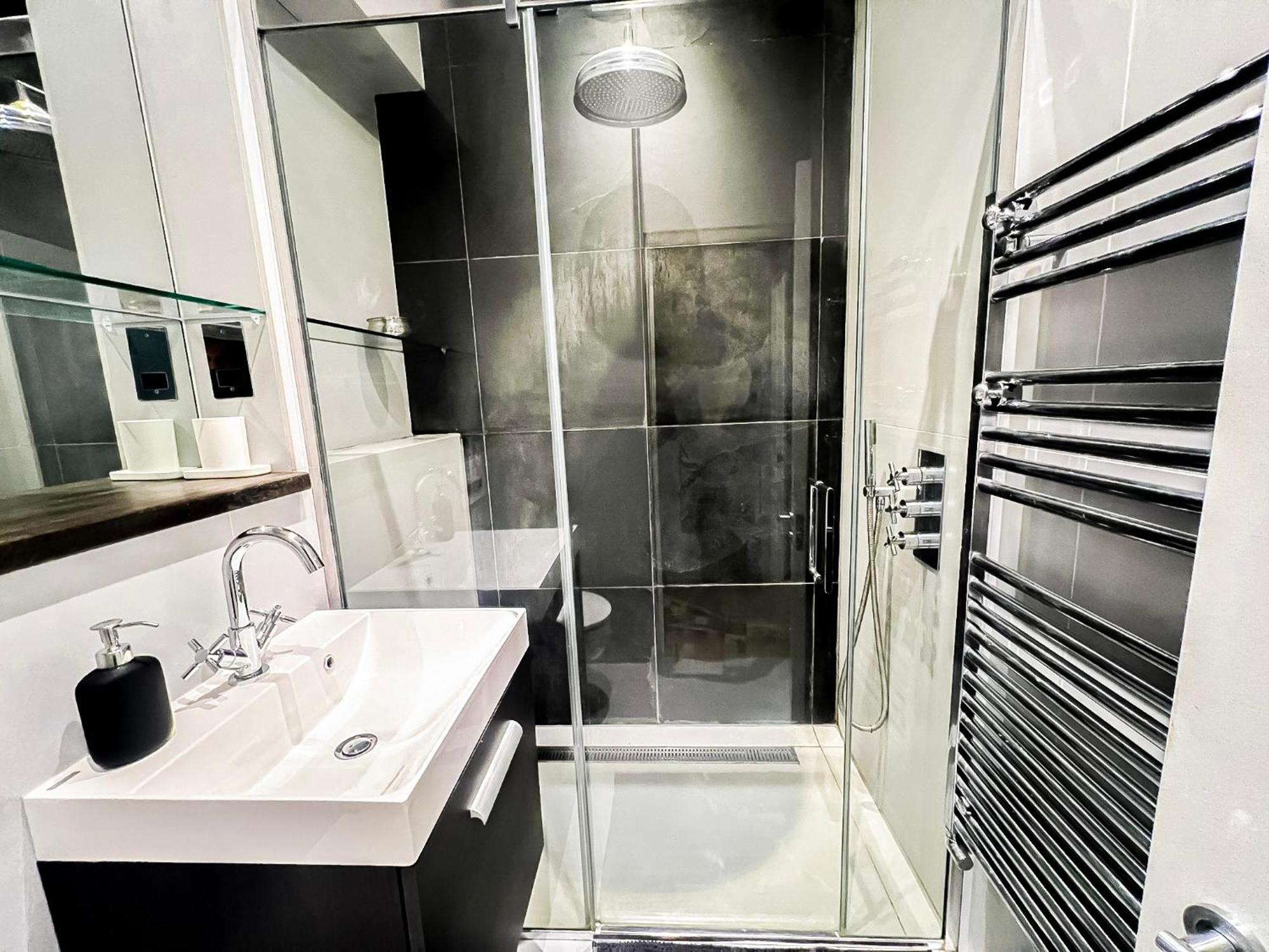 Sleek 2 Bedroom Flat With Private Patio & Firepit In Shepherds Bush, Near Hammersmith Apartament