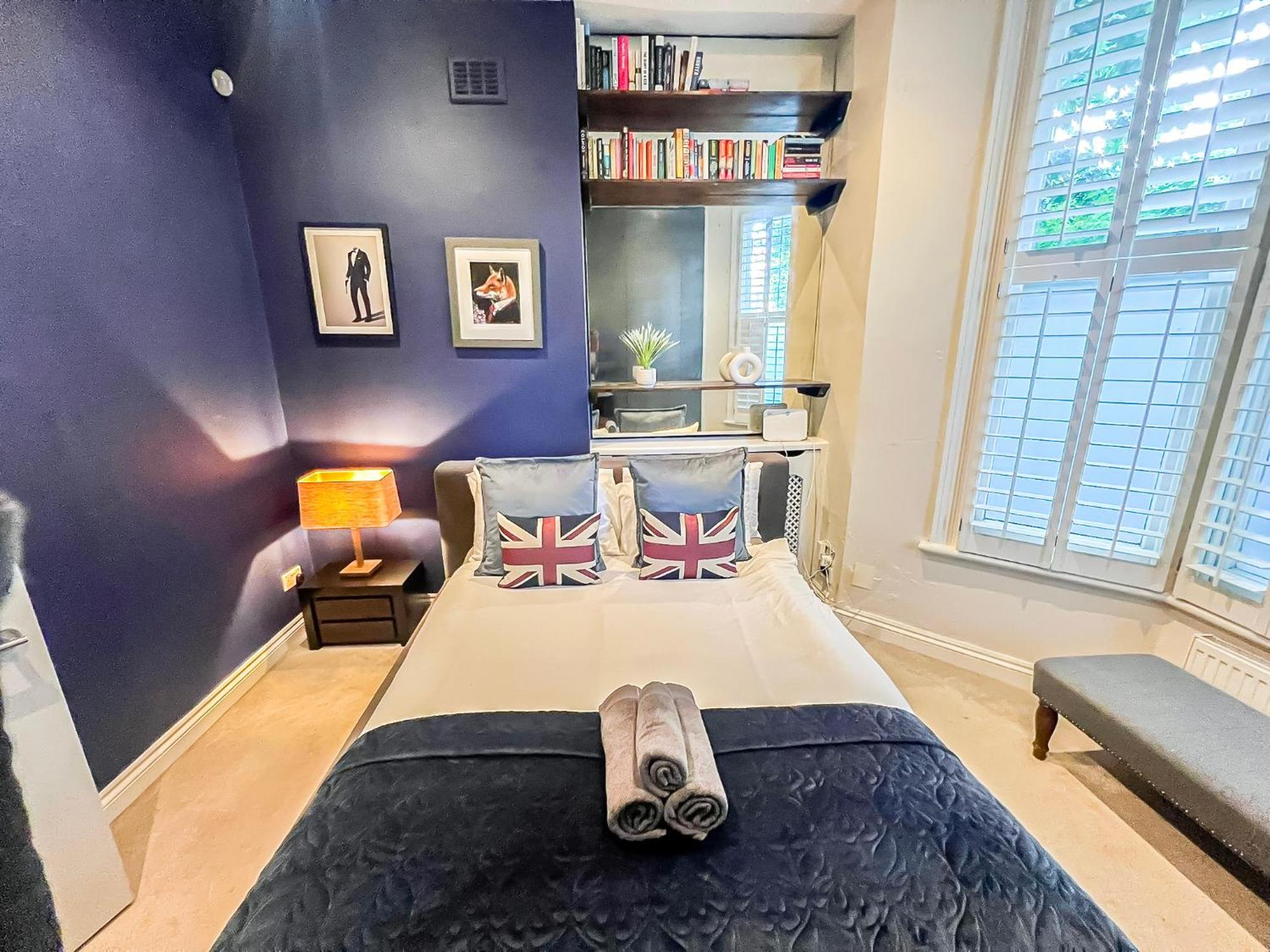 Sleek 2 Bedroom Flat With Private Patio & Firepit In Shepherds Bush, Near Hammersmith Londra