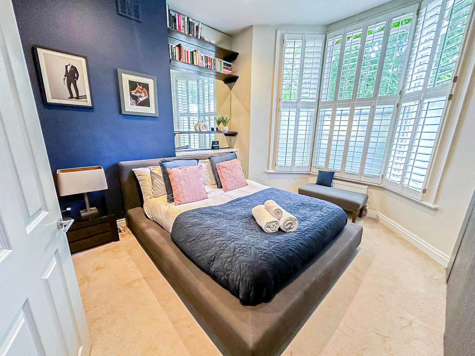 Sleek 2 Bedroom Flat With Private Patio & Firepit In Shepherds Bush, Near Hammersmith Apartament