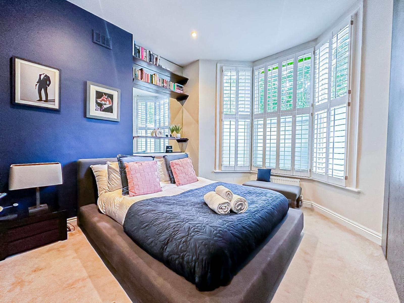 Sleek 2 Bedroom Flat With Private Patio & Firepit In Shepherds Bush, Near Hammersmith Apartament Londra