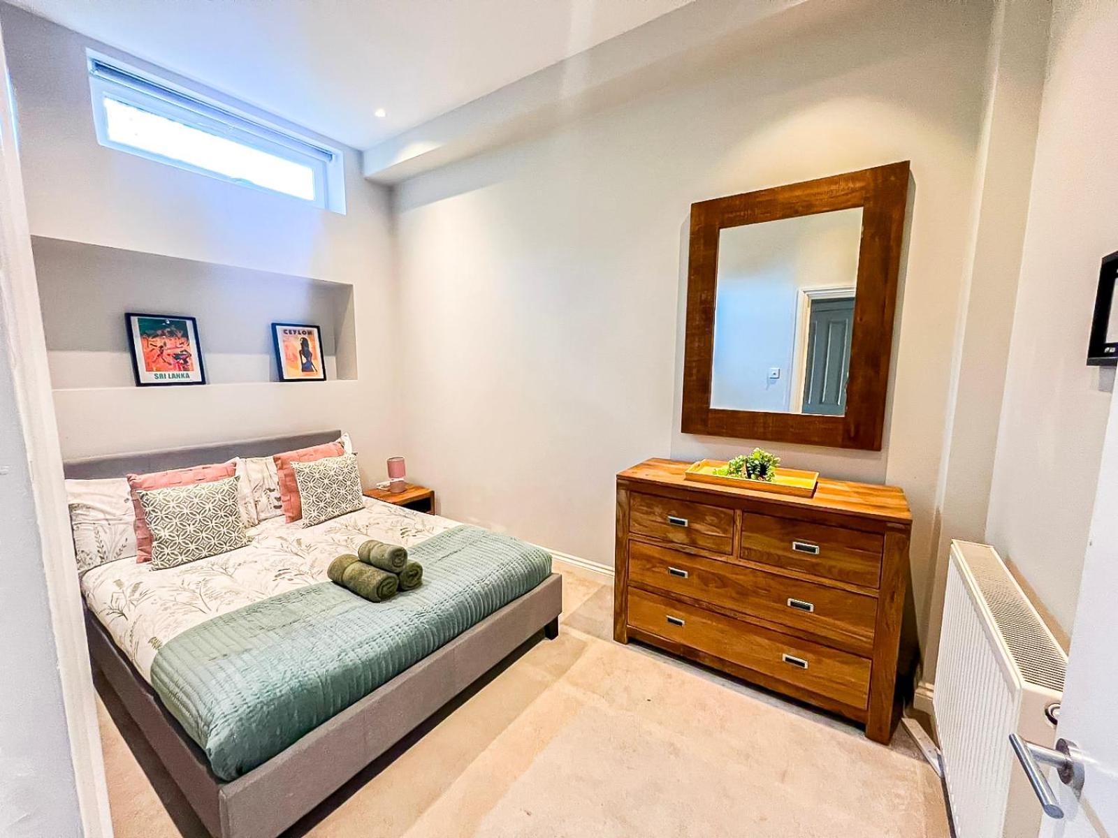 Apartament Sleek 2 Bedroom Flat With Private Patio & Firepit In Shepherds Bush, Near Hammersmith Londra