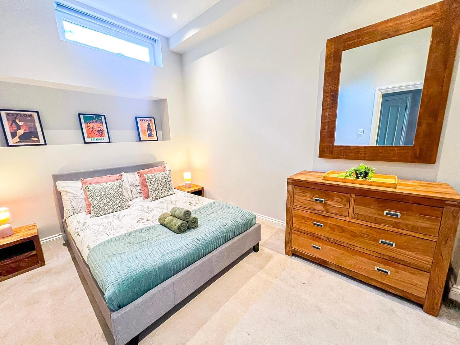 Sleek 2 Bedroom Flat With Private Patio & Firepit In Shepherds Bush, Near Hammersmith * Londra