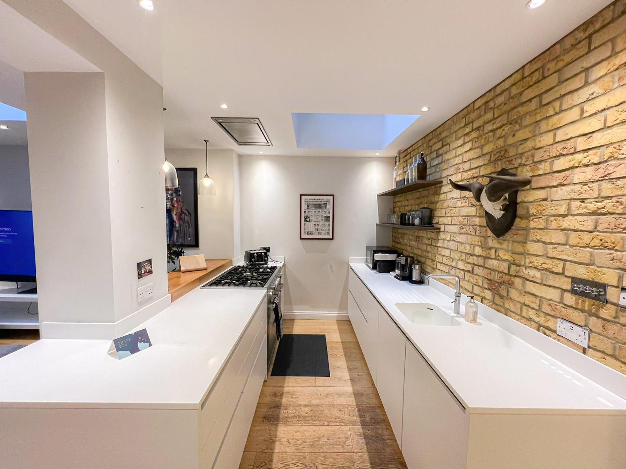 Sleek 2 Bedroom Flat With Private Patio & Firepit In Shepherds Bush, Near Hammersmith Apartament